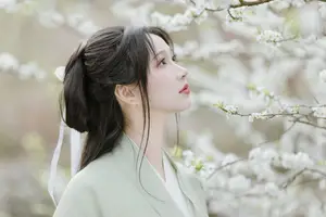 Pure Elegance of Qi Luo Sheng De Xiao Su Su Amidst Spring Blossoms - YiTuYu Vol.8817 - image 13