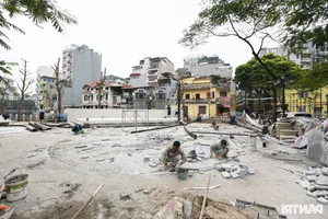 Hanoi Completes New Night Food Street on Truc Bach Lake Peninsula for Food Enthusiasts - image 0