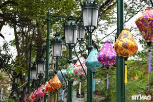 Hanoi Completes New Night Food Street on Truc Bach Lake Peninsula for Food Enthusiasts - image 15