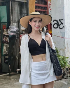 Exploring the Sophisticated and Glamorous Fashion Evolution of Miss Vietnam Do Thi Ha - image 4