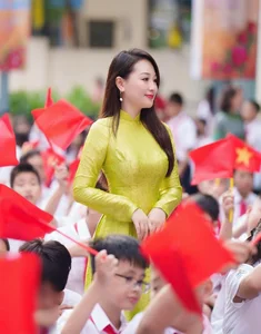 Beyond the Classroom: The Chic Lifestyle of the Viral 'Back-to-School' Teacher - image 4