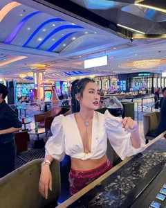 The Stunning Career and Style of the DJ Who Partnered with Son Tung M-TP - image 6