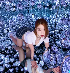 DJ SODA Stuns with Bold Photos in Enchanting Mirror Reflection Space - image 5
