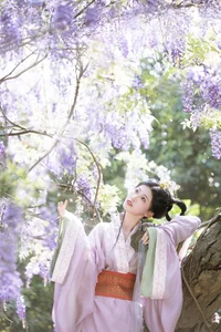 Ethereal Radiance: A Glimpse into Xiao Y’s World of Soft Light and Artistic Fashion - image 5