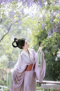 Ethereal Radiance: A Glimpse into Xiao Y’s World of Soft Light and Artistic Fashion - image 9