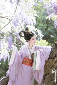 Ethereal Radiance: A Glimpse into Xiao Y’s World of Soft Light and Artistic Fashion - image 1