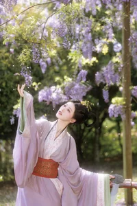 Ethereal Radiance: A Glimpse into Xiao Y’s World of Soft Light and Artistic Fashion - image 8