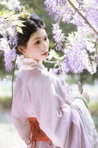 Ethereal Radiance: A Glimpse into Xiao Y’s World of Soft Light and Artistic Fashion - image 4