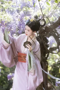 Ethereal Radiance: A Glimpse into Xiao Y’s World of Soft Light and Artistic Fashion - image 3