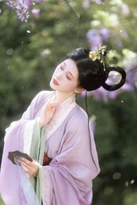 Ethereal Radiance: A Glimpse into Xiao Y’s World of Soft Light and Artistic Fashion - image 0