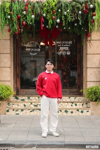 Festive Fashion: Young Women Celebrate Christmas in Style Across Hanoi's Iconic Landmarks - image 0