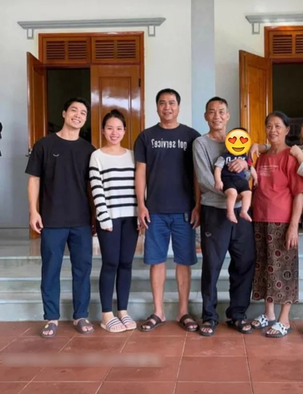The Natural Beauty of Cong Phuong's Wife: Unfiltered Photos Surprise Fans