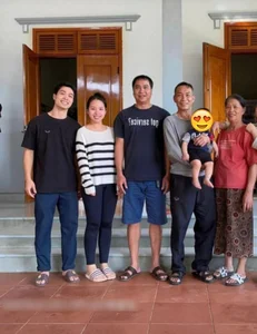 The Natural Beauty of Cong Phuong's Wife: Unfiltered Photos Surprise Fans - image 0