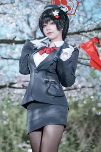 Discover Tsubaki Guide Cosplay by Shi Liang Yu: Charming Elegance Unleashed. - image 1