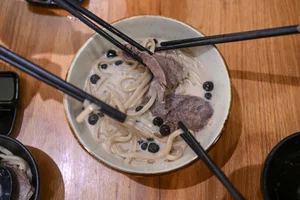 Exploring the Controversial Milk Tea Beef Noodles Trend in Hanoi - image 9