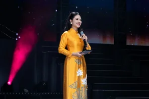 Elegant Vietnamese MC Captivates Audience at Bond Quartet Performance in Hanoi - image 5