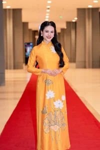 Elegant Vietnamese MC Captivates Audience at Bond Quartet Performance in Hanoi - image 1