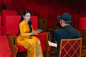 Elegant Vietnamese MC Captivates Audience at Bond Quartet Performance in Hanoi - image 4