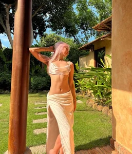Bold Fashion Choices: Vietnamese-Origin Streamer Goes Viral with Elegant Backless Style - image 5