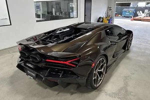 The breathtaking Lamborghini Revuelto in exclusive $9,000 metallic bronze finish - image 10