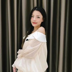 The Rise of the Storytelling Hot Girl: Captivating Audiences with Modest Style and Charisma - image 6