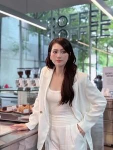 Radiant Beauty: Vietnamese Actress Phương Anh Đào Stuns in Elegant Close-Up Portraits Highlighting Her Natural Glow and Sophisticated Style - image 2