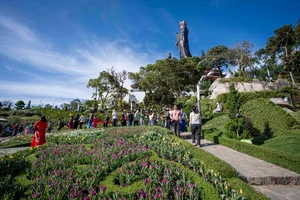Spiritual Journey: Hundreds of Thousands Visit Ba Den Mountain Spring Festival in Tay Ninh - image 7