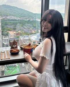 Saigon Hot Girl Showcases Stunning Abs and Tiny Waist in New Viral Gallery - image 3