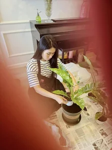 Step Inside the Stunning Flower-Filled Home of Editor Khanh Trang - image 6