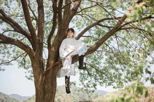 Ling Xiao in YiTuYu Art Language Vol.4517: A Masterclass in Portrait Photography and Aesthetic Grace - image 4