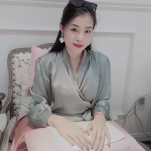The Radiant Beauty of Footballer Hong Duy’s Wife: A Master’s Degree Holder Joins the Football Family - image 1
