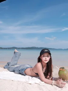 The Allure of the 'Baby-Faced' Hot Girl: Summer Beach Style Trends - image 5