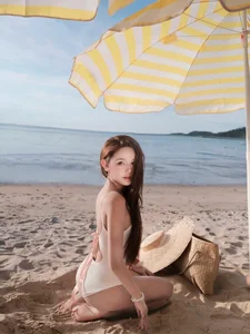 The Allure of the 'Baby-Faced' Hot Girl: Summer Beach Style Trends - image 2