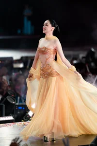 Miss International Thanh Thuy Stuns as an Ethereal Angel at Hoa Minzy’s Concert: Elegant White Outfit and Dreamy Stage Visuals - image 8