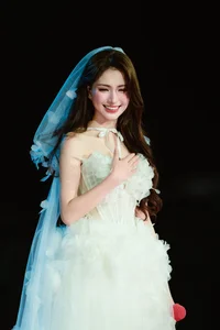 Miss International Thanh Thuy Stuns as an Ethereal Angel at Hoa Minzy’s Concert: Elegant White Outfit and Dreamy Stage Visuals - image 1