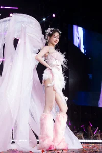 Miss International Thanh Thuy Stuns as an Ethereal Angel at Hoa Minzy’s Concert: Elegant White Outfit and Dreamy Stage Visuals - image 3