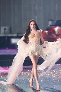 Miss International Thanh Thuy Stuns as an Ethereal Angel at Hoa Minzy’s Concert: Elegant White Outfit and Dreamy Stage Visuals - image 9