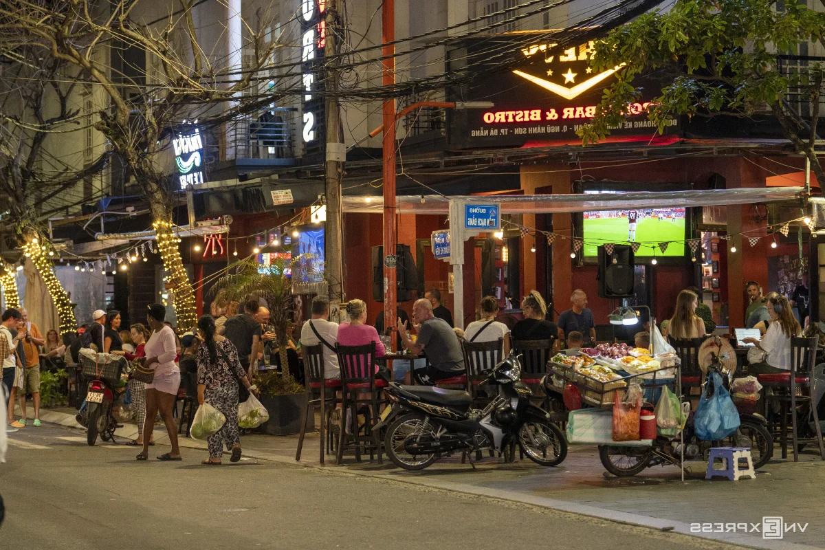Balancing Tourism and Urban Order: Sidewalk Encroachment Issues in Da Nang