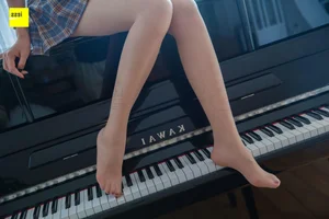 IESS Qiqi: Beautiful Feet on Black and White Piano Keys 2 - image 7