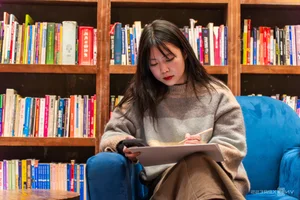 Hanoi's Unique Book Cafe: A Literary Haven Decorated with Three Tons of Books - image 10
