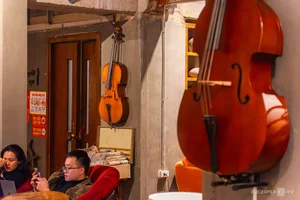 Hanoi's Unique Book Cafe: A Literary Haven Decorated with Three Tons of Books - image 0