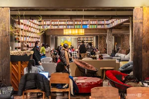 Hanoi's Unique Book Cafe: A Literary Haven Decorated with Three Tons of Books - image 5