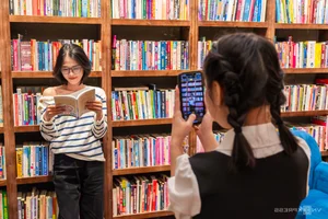Hanoi's Unique Book Cafe: A Literary Haven Decorated with Three Tons of Books - image 3