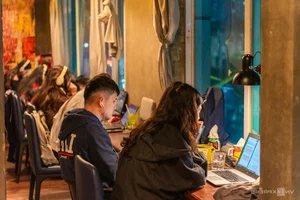Hanoi's Unique Book Cafe: A Literary Haven Decorated with Three Tons of Books - image 4