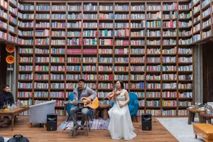 Hanoi's Unique Book Cafe: A Literary Haven Decorated with Three Tons of Books - image 11