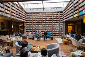 Hanoi's Unique Book Cafe: A Literary Haven Decorated with Three Tons of Books - image 6
