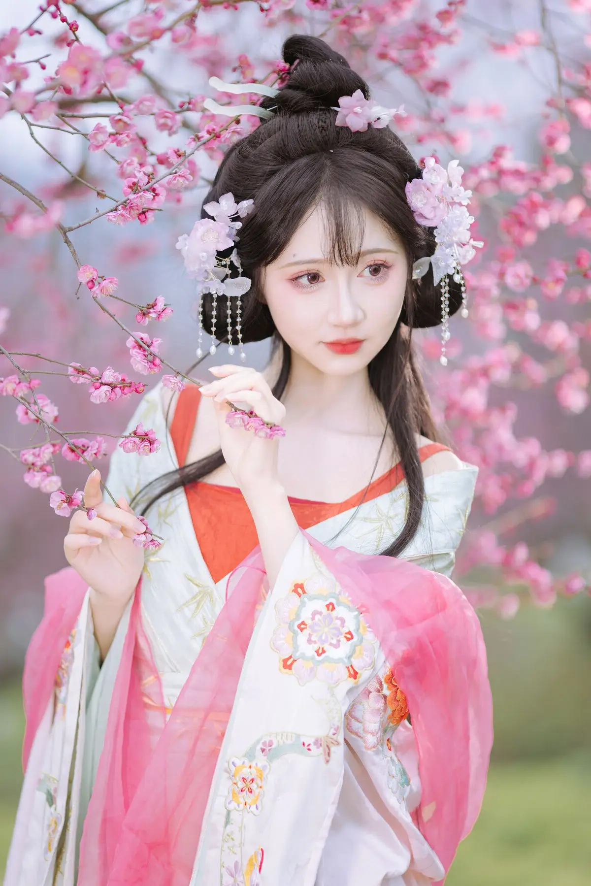 Graceful Hanfu Beauty Amidst Cherry Blossoms - Qi Luo Sheng De Xiao Su Su | YiTuYu Vol.8553