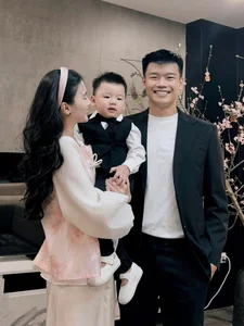 Thanh Chung and His Stylish Wife Share Sweet Moments: A Glimpse into Their Romantic Life - image 7