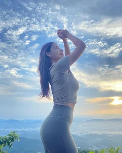 Jeon Boram: The Rising Star of Korean Fashion and Fitness Modeling - image 4