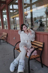Miss Vietnam Do Thi Ha and Businessman Nguyen Viet Vuong’s Elegant Japan Getaway: Travel Highlights and Fashion - image 7